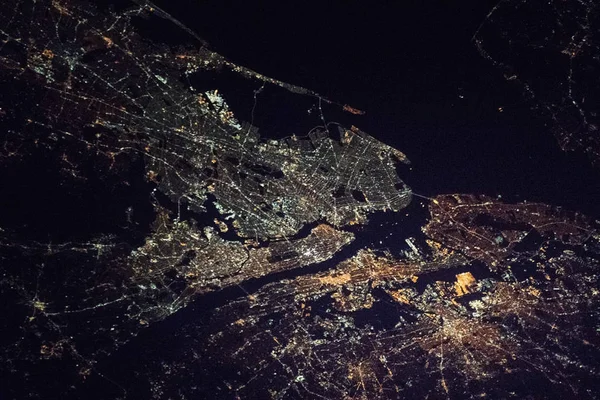 New York City - Bronx, Manhattan, Queens, Brooklyn e Staten Island, e parte do estado de Nova Jersey visão do espaço noturno (elementos de imagem fornecidos pela NASA ) — Fotografia de Stock