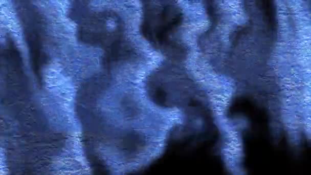 在有质感的混凝土墙背景上 闪烁的重复抽象的蓝色光线模糊的形状 — 图库视频影像