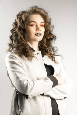 Elleri geçiş dramatik duygu ile seyir çekici güzel beyaz kadın ciddi bir yüz. Ürün sunumu.