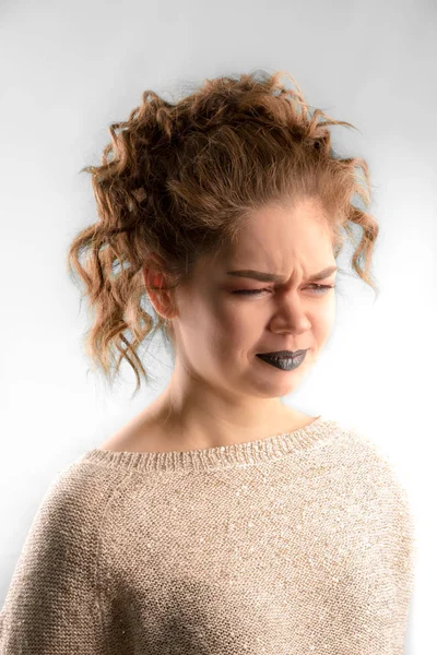Detailní Portrét Skeptický Mladé Ženy Makeupem Ukazuje Negativní Emoce Výraz — Stock fotografie