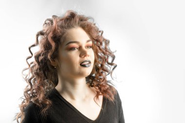 Güzellik uzun kıvırcık saçlı güzel esmer kadın.