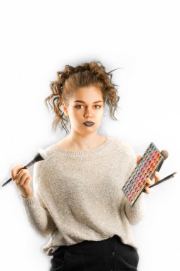 Kozmetik, sağlık ve güzellik kavramı - maskara ile güzel bir kadın. Kadın beyaz izole makyaj almak.