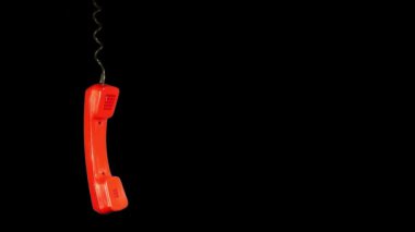 Siyah arka plan karşı izole hava parlak kırmızı eski döner telefon cep telefonu asılı sallanan göstermek bağlantı kesildi veya diğer sorun kavramı. Metniniz için kopya alanı.