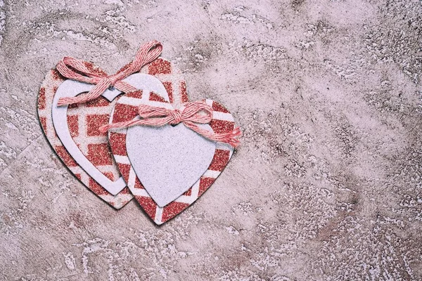 Dos Corazones Madera Decorados Con Arcos Marcos Brillantes Sobre Fondo — Foto de Stock