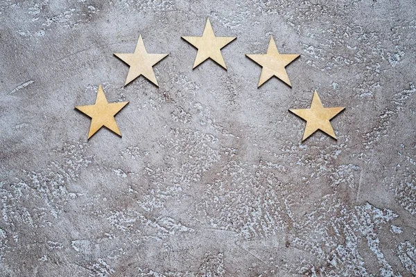 Пять Звезд Полукруге Цементном Фоне Вид Сверху Копировальным Пространством — стоковое фото
