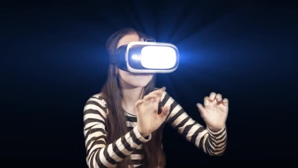 年轻的白种女孩看着在蓝色 Misterious 光发光的虚拟现实眼镜 虚拟现实 工作室 — 图库视频影像
