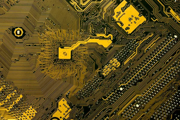 コンピューターのマザーボードの回路基板の黄色背景 — ストック写真