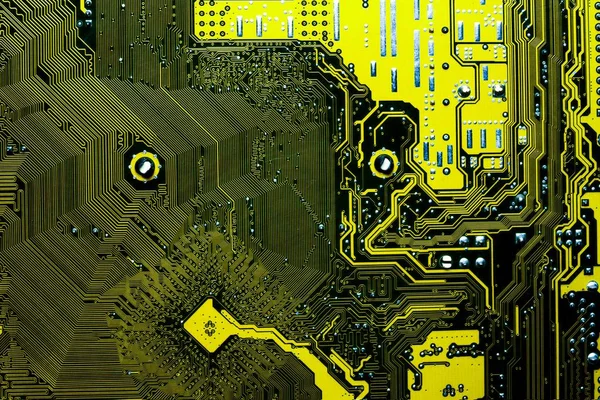 コンピューターのマザーボードの回路基板の黄色背景 — ストック写真