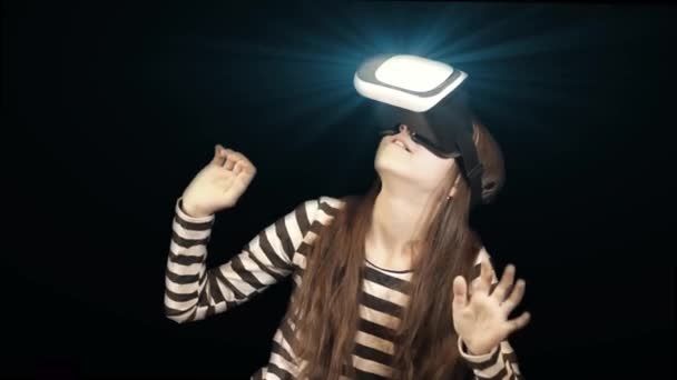 Ragazza Caucasica Adolescente Guardando Occhiali Realtà Virtuale Che Brillano Luce — Video Stock