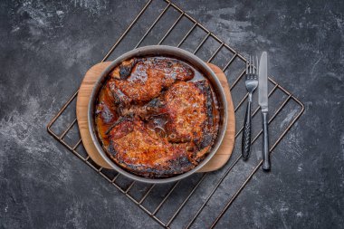 pişmiş domuz bir yuvarlak tepsi, üstten görünüm