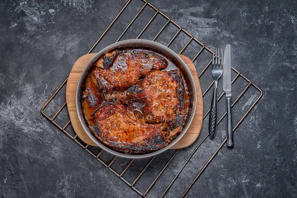 ラウンド トレイ上面に焼き豚肉 — ストック写真