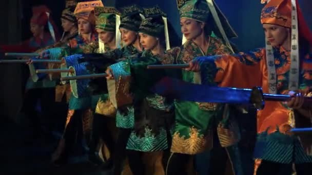 アジア Varriors の伝統的な衣装で太鼓で Spirational アジアの太鼓ショーからドラマーの女の子がアジアの新年のコンサート中に戦いのダンスを実行モスクワ ロシア 2018 — ストック動画