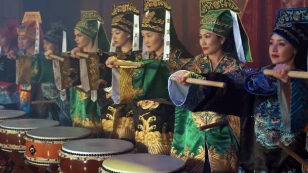 アジア Varrior の伝統的な衣装で太鼓で Spirational アジアの太鼓ショーからドラマーの女の子がアジアの新年のコンサート中に実行モスクワ ロシア 2018 — ストック動画