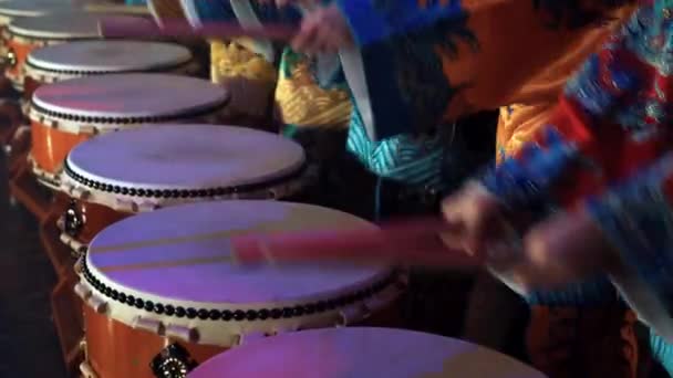 Batteristi Taiko Spirational Spettacolo Tamburi Asiatici Costumi Tradizionali Asiatici Esibiscono — Video Stock