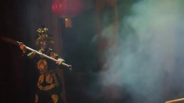 Moskova, Rusya - 03 Şubat 2018: Japon wushu aikido varrior Taiko içinde-Spirational Asya davul Show geleneksel Asya kostüm dans sopa ile Asya yılbaşı konser sırasında gerçekleştirir..