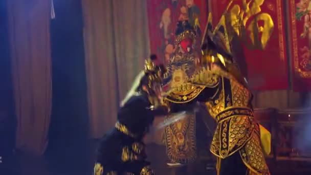 莫斯科 2018年2月03日 亚洲武术合气道 Varriors 从太在 Spirational 亚洲鼓展示在传统亚洲服装表演在亚洲新年音乐会上舞蹈与剑 — 图库视频影像