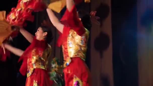 アジアの伝統的な衣装で太鼓で Spirational アジアの太鼓ショーから女の子がアジアの新年のコンサート中に龍のダンスを実行するモスクワ ロシア 2018 — ストック動画