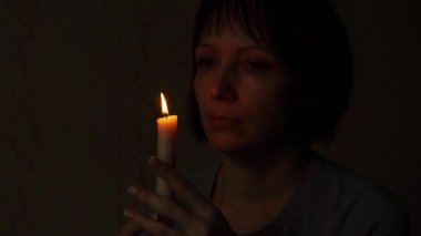 görünür zor kadın tam karanlıkta bir mum onun elinde tutan o zaman havadaki partikül animasyon ile bir kalp şeklinde bir yolunu yaptı ve mesleki açıdan mumu darbeler.