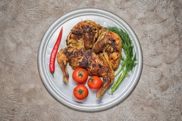 Frango Tabaco Assado Uma Bandeja Redonda Metal Centro Fundo Cimento — Fotografia de Stock