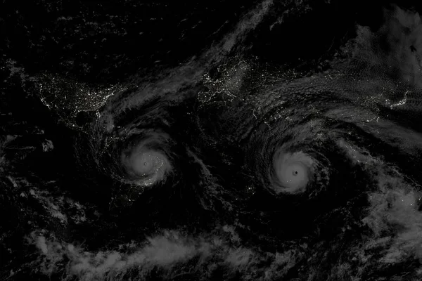 シティー ライトによって夜の世界地図のハリケーンが形成されます Nasa から提供されたこのイメージの要素 — ストック写真