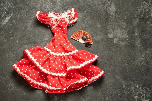 Flamenco Tradiční Šaty Pro Panenku Ventilátorem Kastanět Pozadí Černé Cementu — Stock fotografie