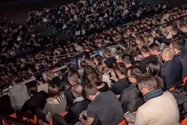 iş Konferansı'nda dinleyicilerin arka görünüm