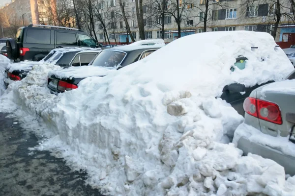 Ciężkie Klimat Parkowanie Samochodów Zimie Maszyny Całkowicie Pokryte Śniegiem Dachu — Zdjęcie stockowe