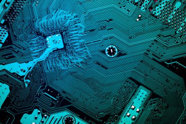 Yazdırılmış yeşil bir bilgisayar devre kartını kapat