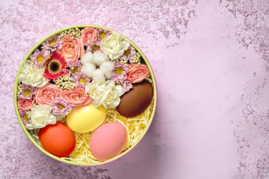 çiçekli pembe dokulu çimento zemin daire plaka, kopya alanı ile üst görünüm Paskalya yumurtaları