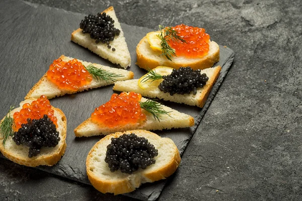 Sanduíches Com Caviar Salmão Vermelho Caviar Stugeon Preto Uma Placa — Fotografia de Stock