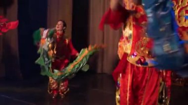 Moskova, Rusya - 03 Şubat 2018: Taiko içinde-Spirational Asya davul gösterisi geleneksel Asya kostümleri kızlardan dans ejderha ile Asya yılbaşı konser sırasında gerçekleştirmek..