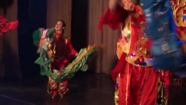 Moscou, Rússia - 03 de fevereiro de 2018: meninas de Taiko In-Spirational asiático tambor show em trajes asiáticos tradicionais executar dança com dragões durante o concerto de ano novo asiático . — Vídeo de Stock