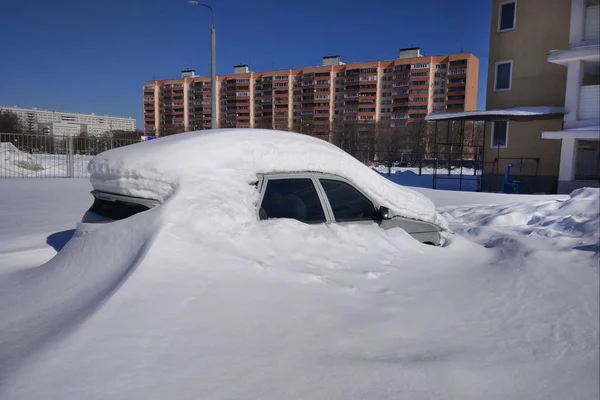 Şehir Içinde Park Edilmiş Araba Tamamen Karla Kaplı — Stok fotoğraf