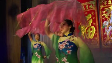 Moskova, Rusya - 03 Şubat 2018: Geleneksel Asya kostüm Asya dirls dans hayranları ile Asya yılbaşı konser sırasında gerçekleştirir.