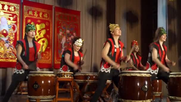Mosca, Russia - 03 febbraio 2018: le batteriste di Taiko In-Spirational asian drum show in maschere demoniache si esibiscono durante il concerto di Capodanno asiatico . — Video Stock