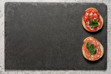 Peynir tabağı en iyi görünümüyle kopya alanı tütsülenmiş sosis ile iki sandviç