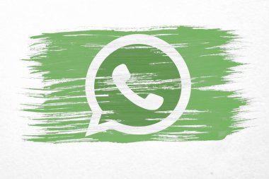 Moskova, Rusya - 23 Mart 2018: portre sanat fırça suluboya resim whatsapp bayrağının üzerine beyaz izole Rüzgar üflenir. Logo animasyon.