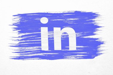 Moskova, Rusya - 24 Mart 2018: portre sanat fırça suluboya resim LinkedIn bayrağının üzerine beyaz izole Rüzgar üflenir. Logo animasyon. LinkedIn sosyal ağ hizmeti iş odaklı olduğunu.