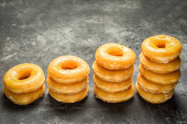 birkaç çörek yığınları büyüyen bir eğilim ile üst üste yığılmış. iş büyüme kavramı.