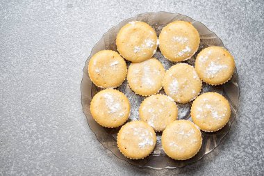 ev yapımı kekler bir plaka üzerinde gri bir arka plan, kopya alanı ile Üstten Görünüm.