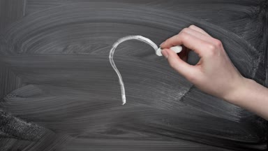 İş kavramı: ampul simgesi el tebeşir Siyah Kara tahta arka plan ve çevresinde, animasyon video okları sürü çizilmiş.