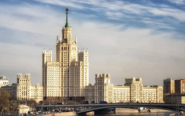 Kotelnicheskaya 堤防上スターリンの高層ビルとモスクワ都市景観 — ストック写真