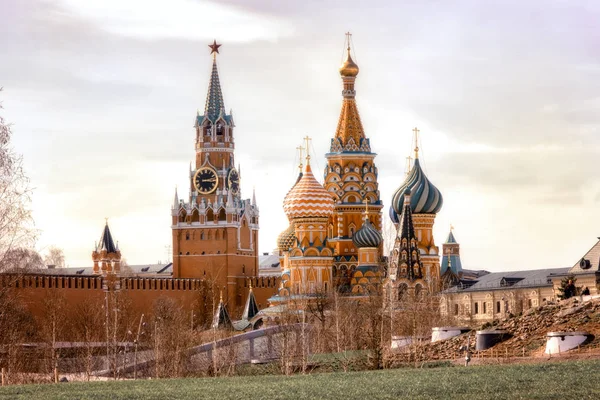 莫斯科克里姆林宫 Spasskaya 塔和圣罗勒大教堂在红色广场在莫斯科 — 图库照片