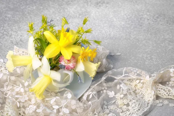 Narcisse Jaune Bouquet Fleurs Sauvages Printemps Dans Une Tasse Café — Photo