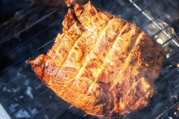 Gros Morceau Savoureux Porc Fumant Dans Fumoir Sur Grill Les — Photo