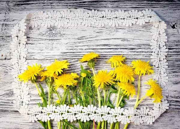 野生の花 タンポポ 画像フレーム内の木製の背景に素朴なはがきのスタイルで キンポウゲの花束はレースから成っています あいさつ文のためのスペースをコピーします — ストック写真