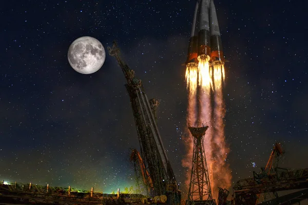 Weltraumrakete starten Erde Raumschiff moon.space exploration program frachtträger fahrzeug. Elemente dieses Bildes von der nasa. — Stockfoto