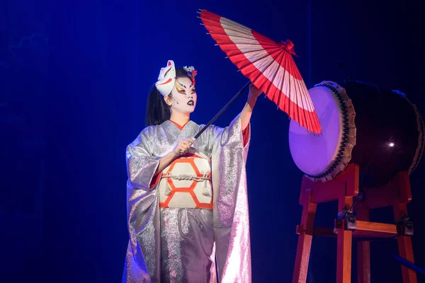 Actuación Tradicional Japonesa Actriz Blanco Con Paraguas Bailando — Foto de Stock