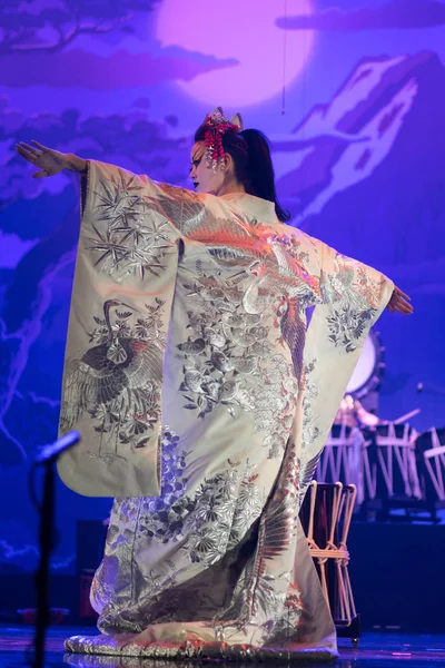 Spectacle Traditionnel Japonais Actrice Kimono Traditionnel Blanc Manches Longues Dansant — Photo