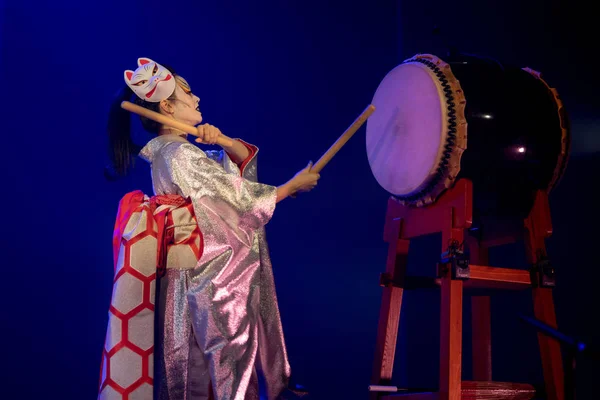 Tradycyjny Japoński Występ Aktorka Białym Tradycyjnym Japońskim Etapie Kostium Komono — Zdjęcie stockowe